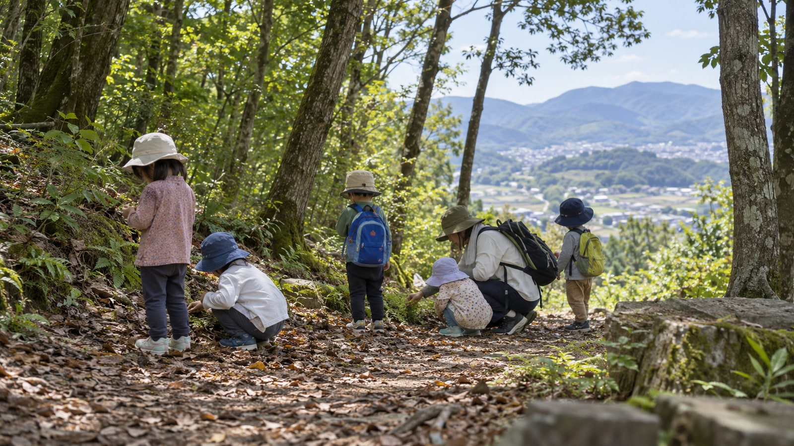 里山の小道で自然観察をする子どもたち