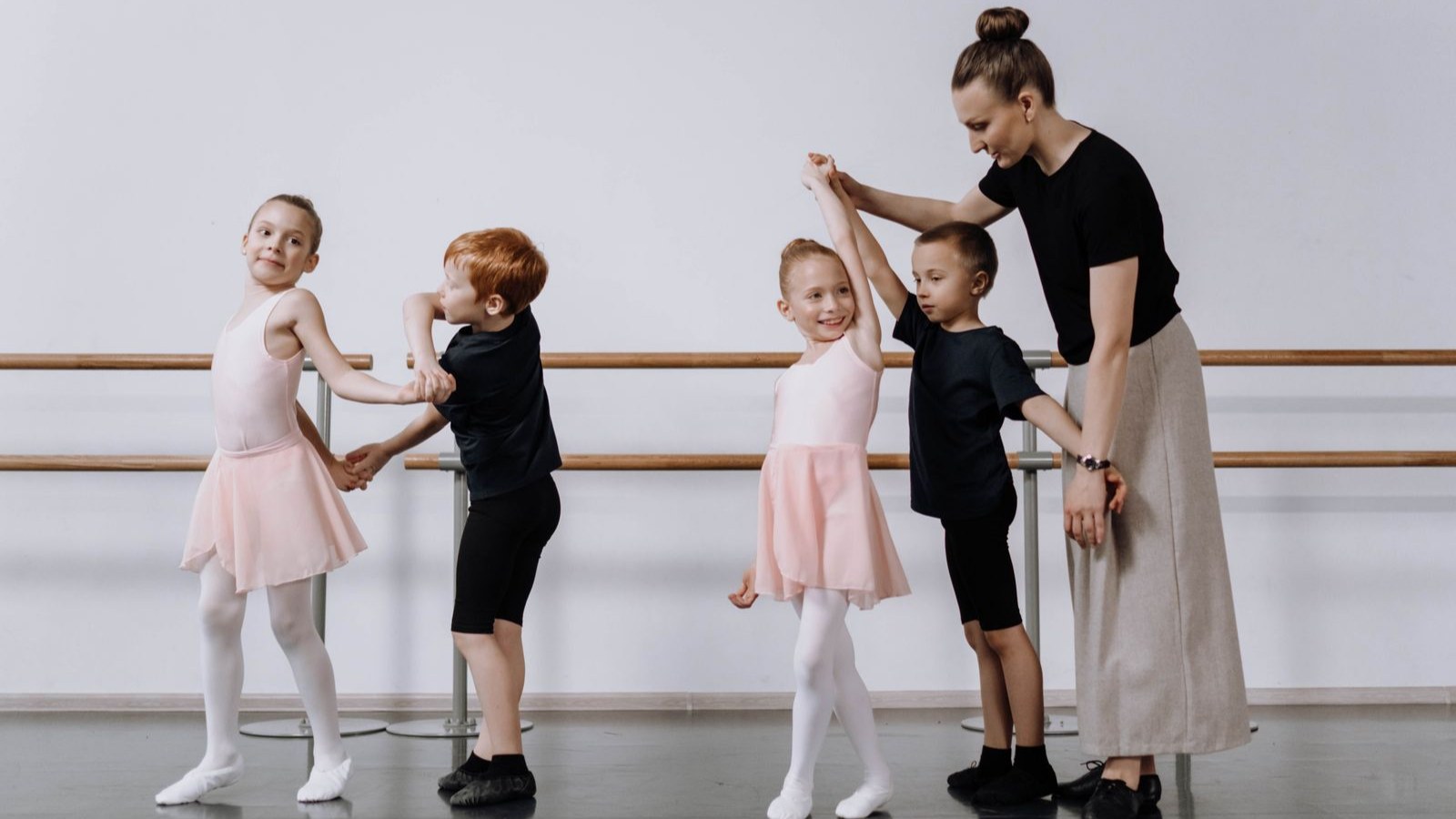 バレエ・ダンスのレッスンを受ける子どもたち