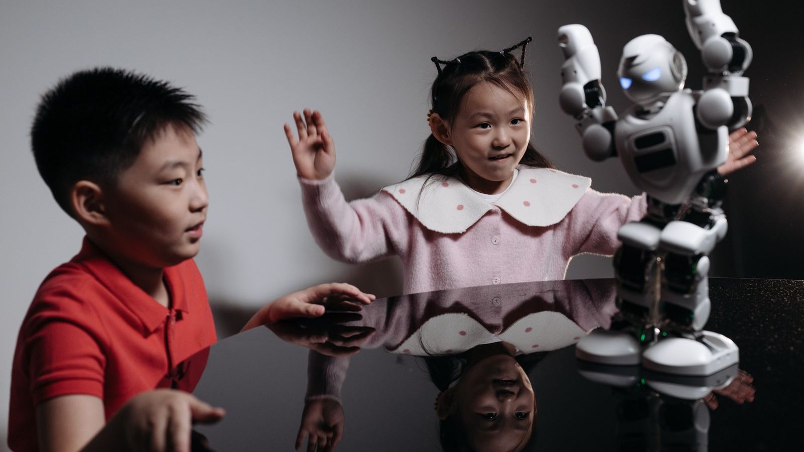 ロボットで遊びながら学ぶ子どもたち