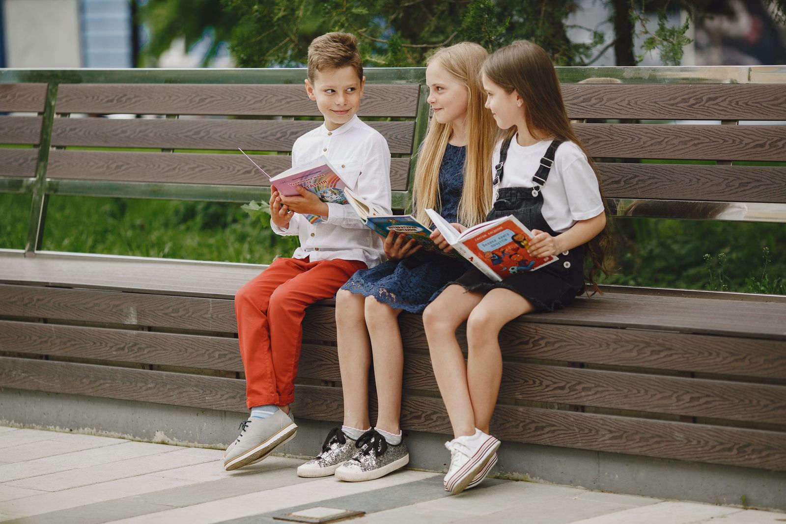 友だちと並んで本を読む子どもたち