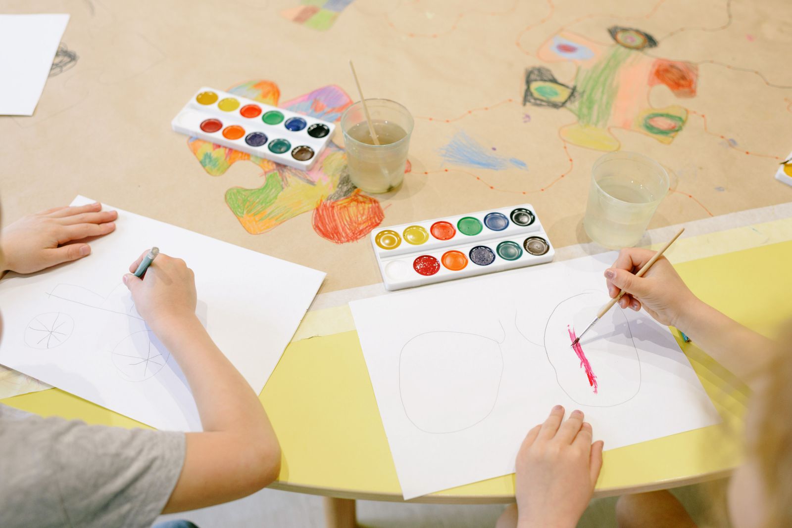 水彩絵の具で絵を描く子どもたち