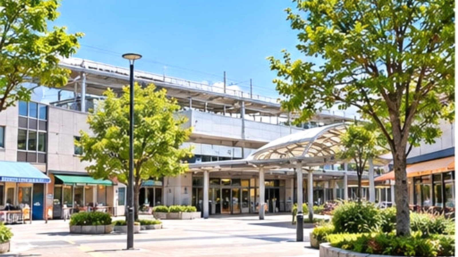 日野市の駅前と並木をイメージした晴れた風景