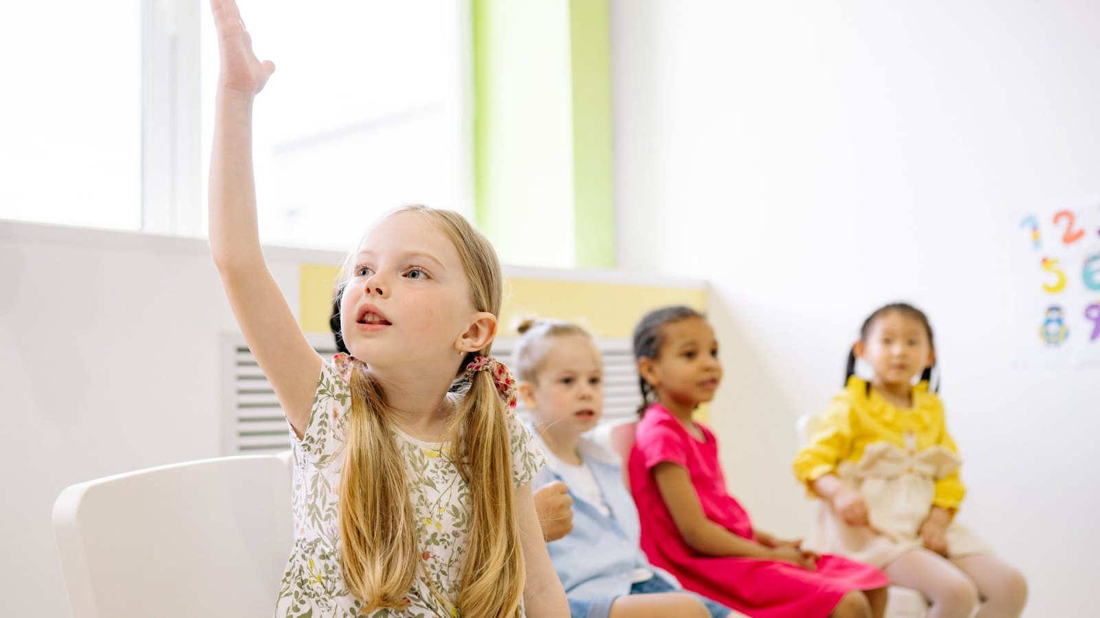 教室で手を挙げる子どもたち