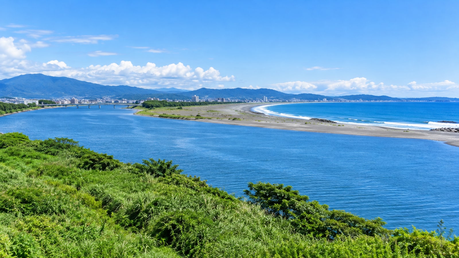 湘南の海岸と山並みを望む平塚市の明るい景色