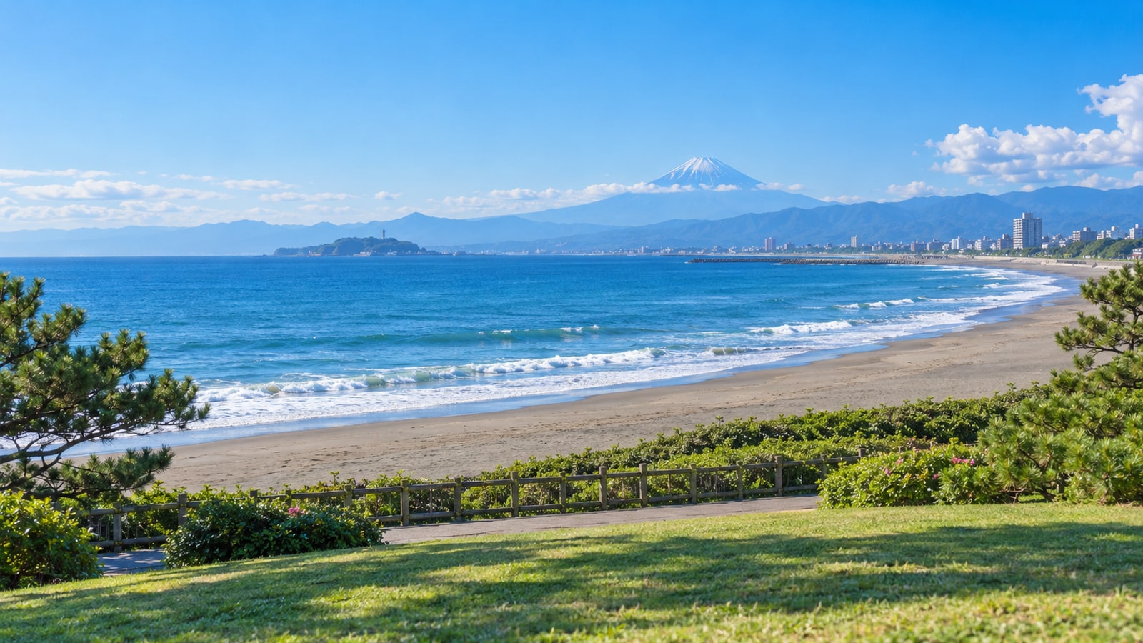 湘南平塚の海岸と富士山を望む青空の景色