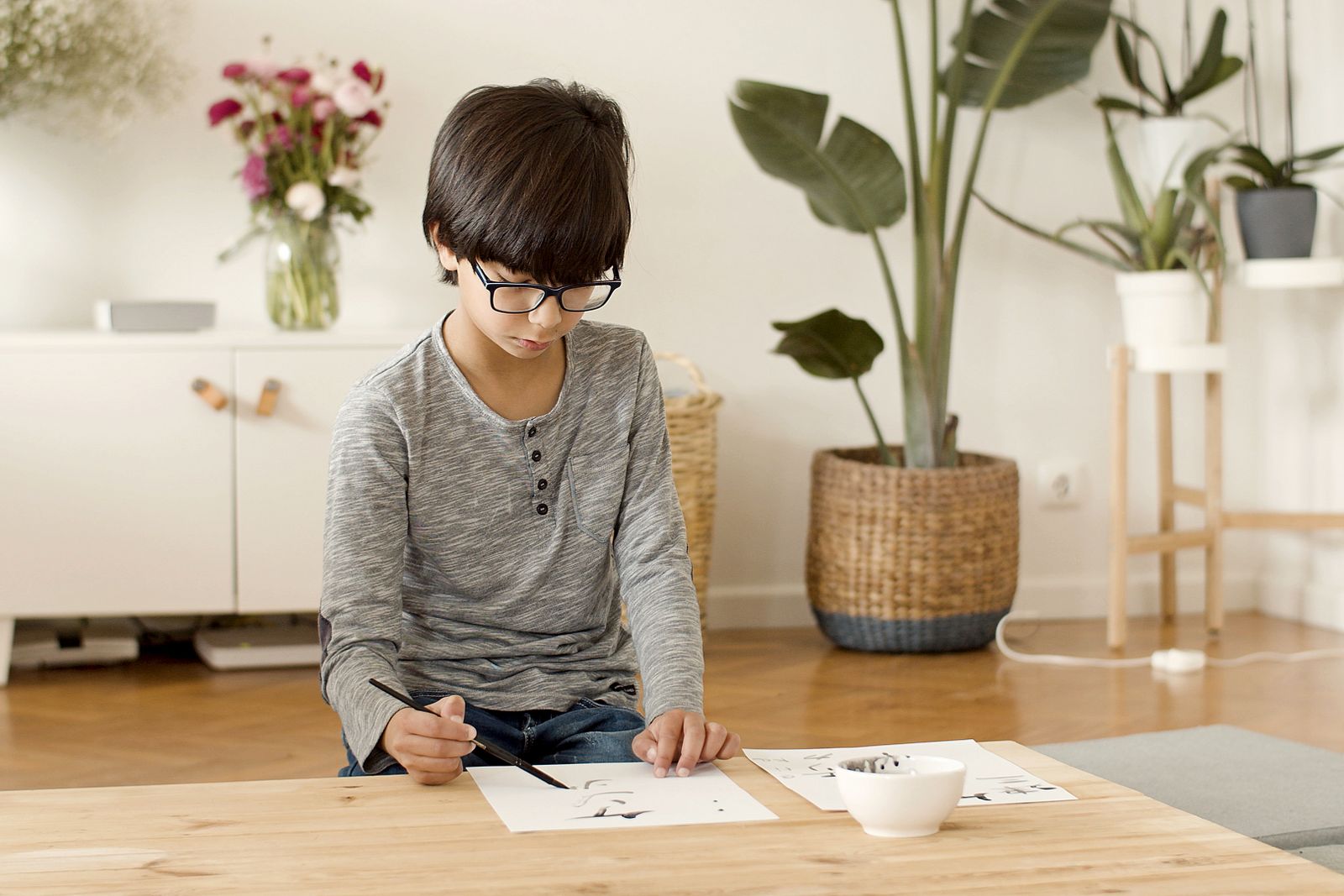 テーブルで、好きな作業に集中する男の子