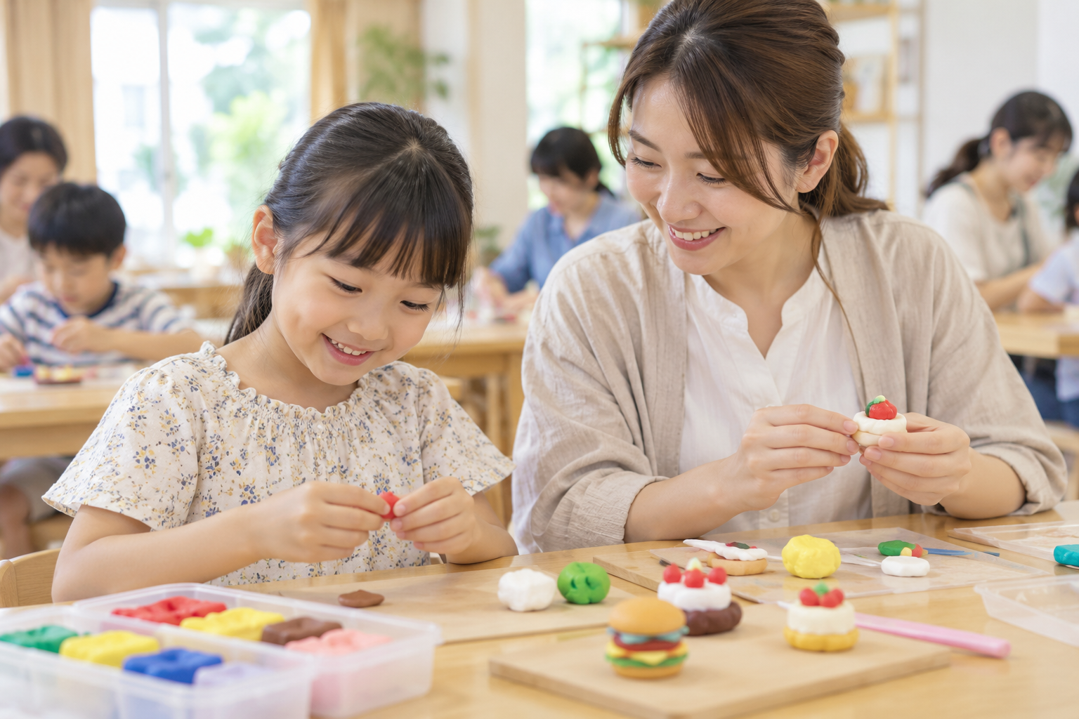 粘土や工作に取り組む笑顔の日本人の子どもたちを描いた記事用生成イメージ。伊那市の施設や実際の講座参加者の写真ではありません。