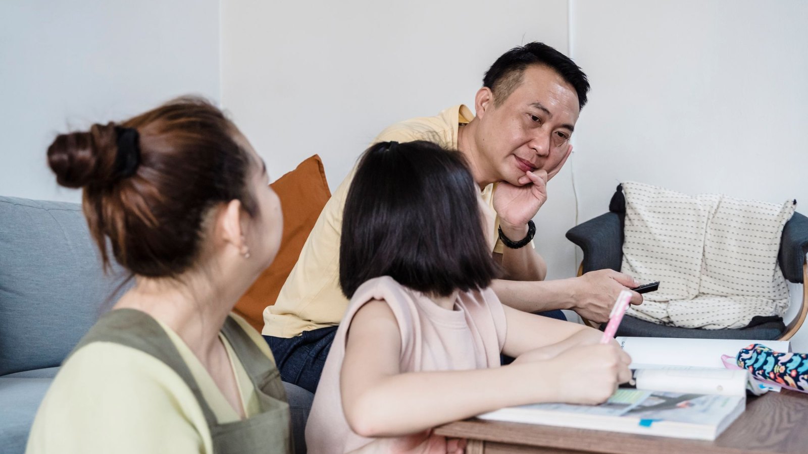 娘の勉強を見守る両親