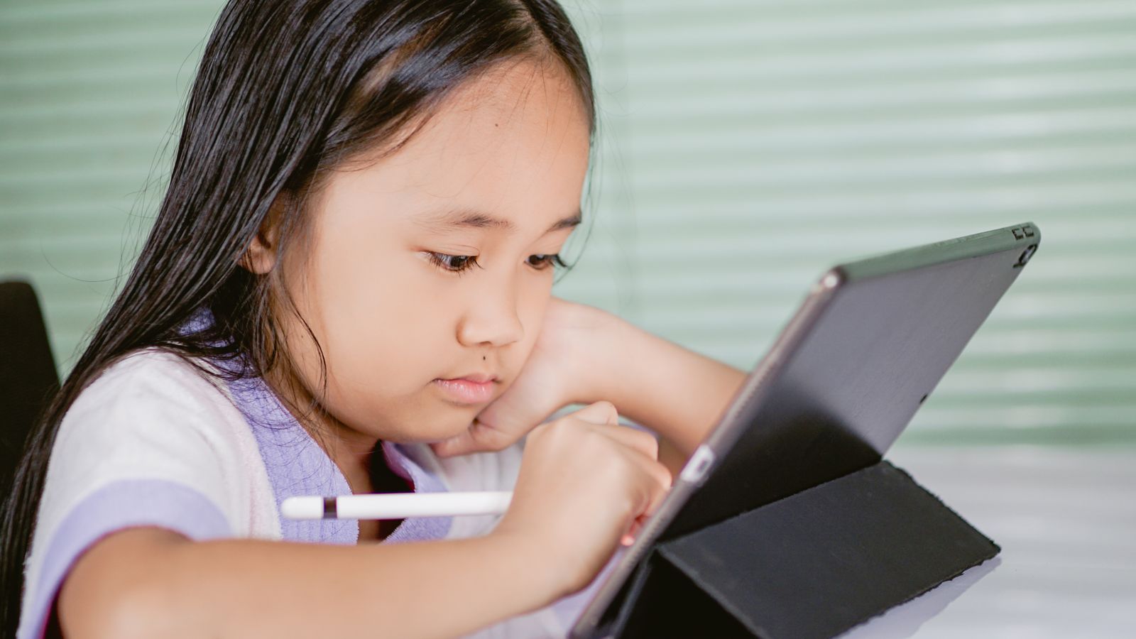 タブレットでオンライン学習をする女の子