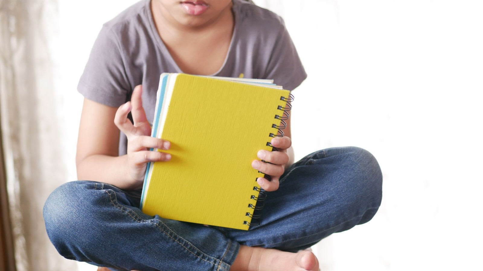 床に座って本を読む女の子
