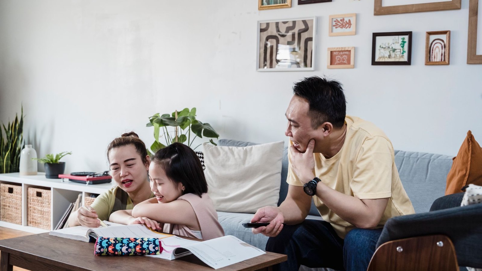 リビングで勉強する子と家族