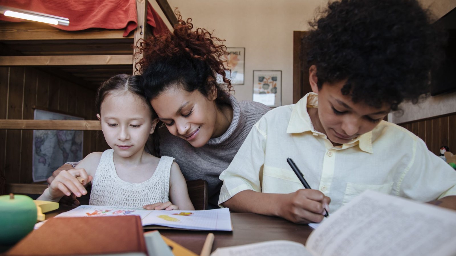子どもたちの勉強を見守る母親