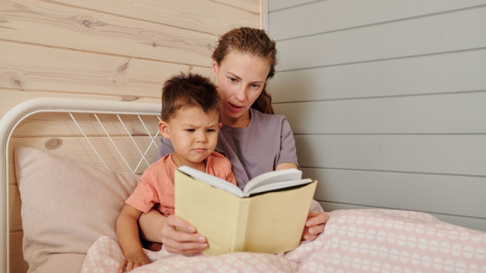 親子で一緒に本を読む様子