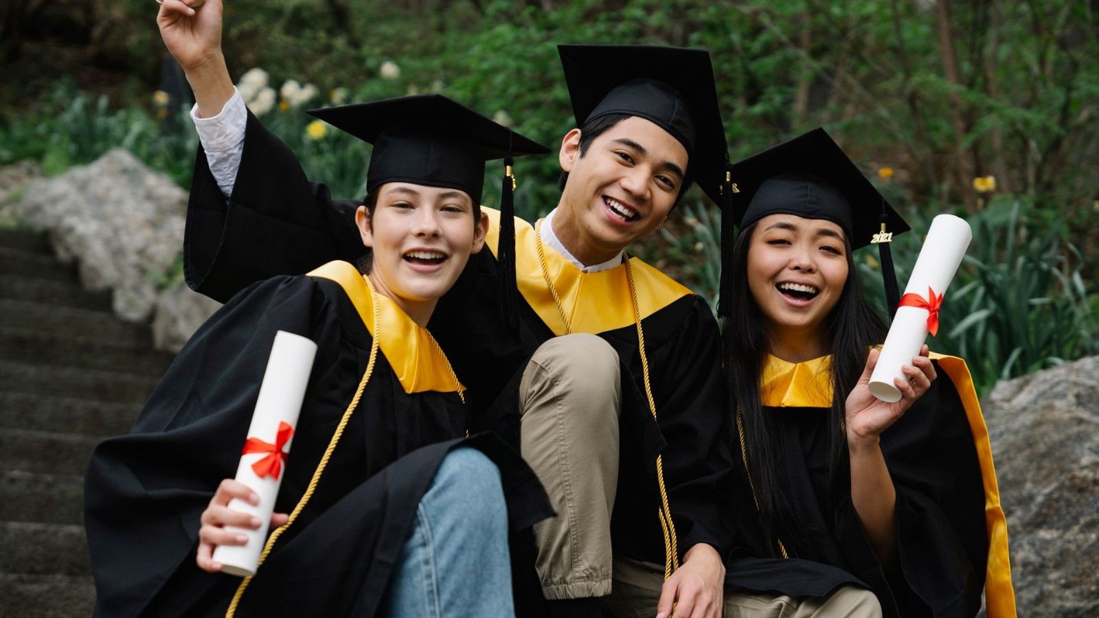 卒業を喜ぶ3人の学生