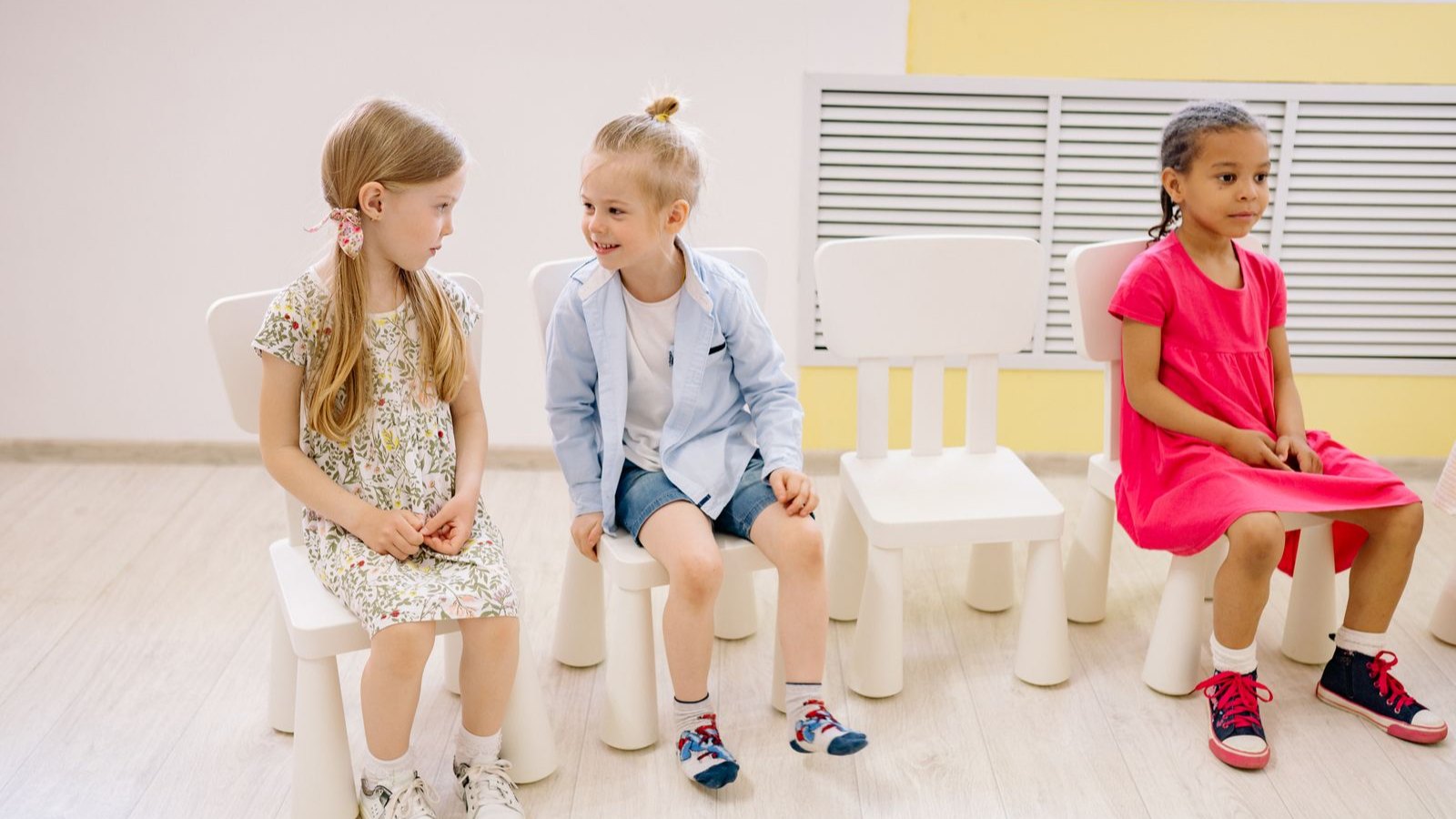 室内で友達と関わりながら過ごす幼い子どもたち