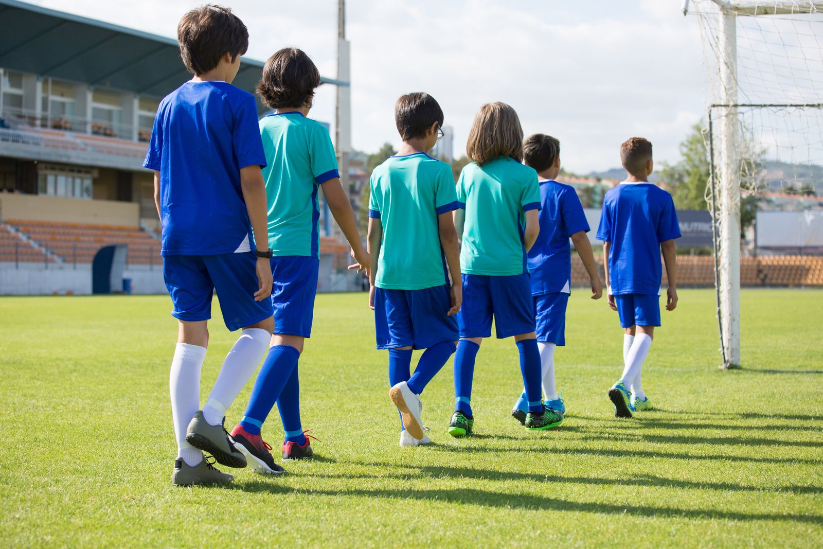 入間市で習い事を始める子どもたち。青いユニフォームでサッカーの練習へ向かう