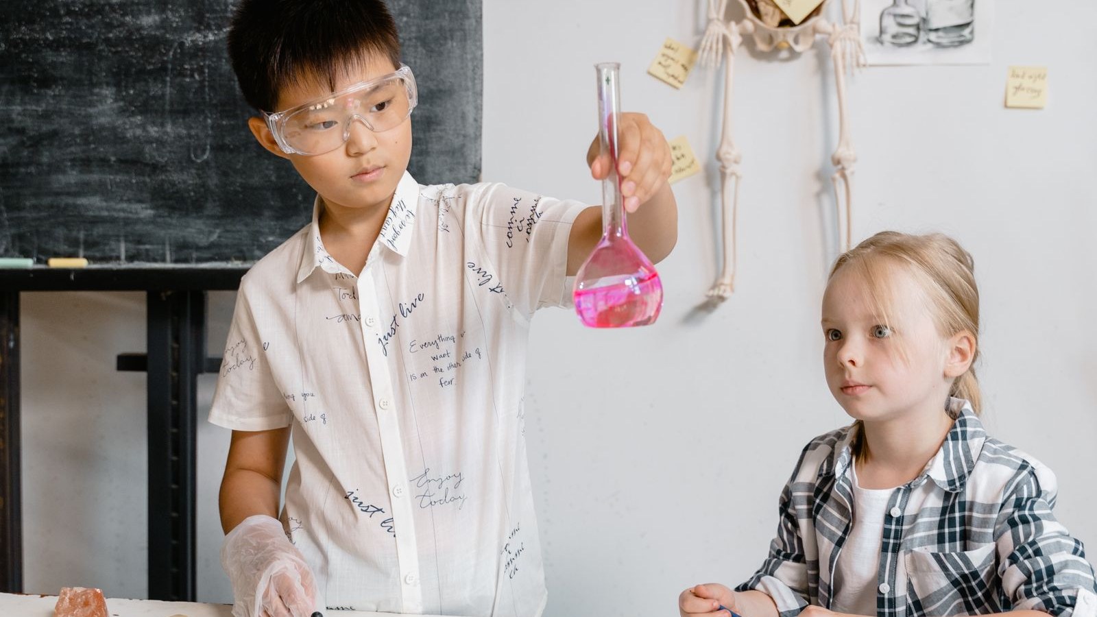 理科の実験に取り組む子どもたち(科学教室のイメージ)