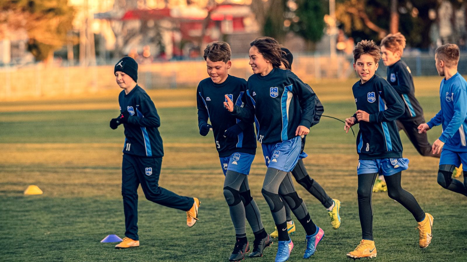 グラウンドでサッカーの練習をする子どもたち