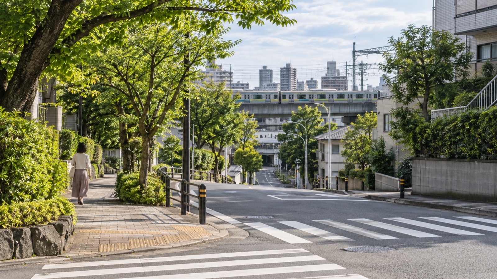 住宅街の通学路と駅周辺の風景
