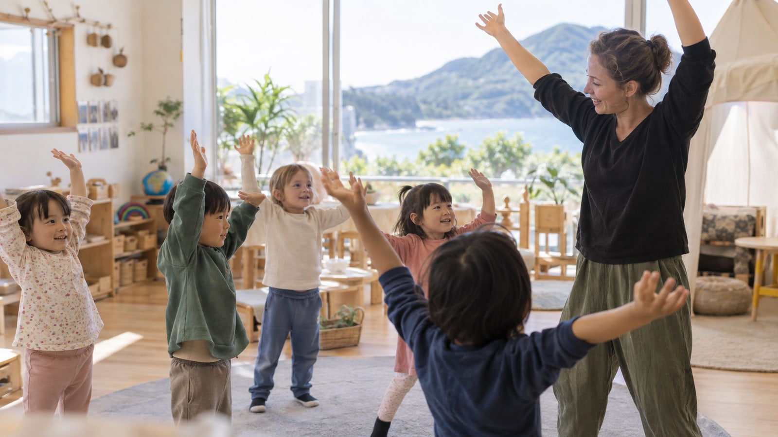 明るい保育室で子どもたちが活動するイメージ
