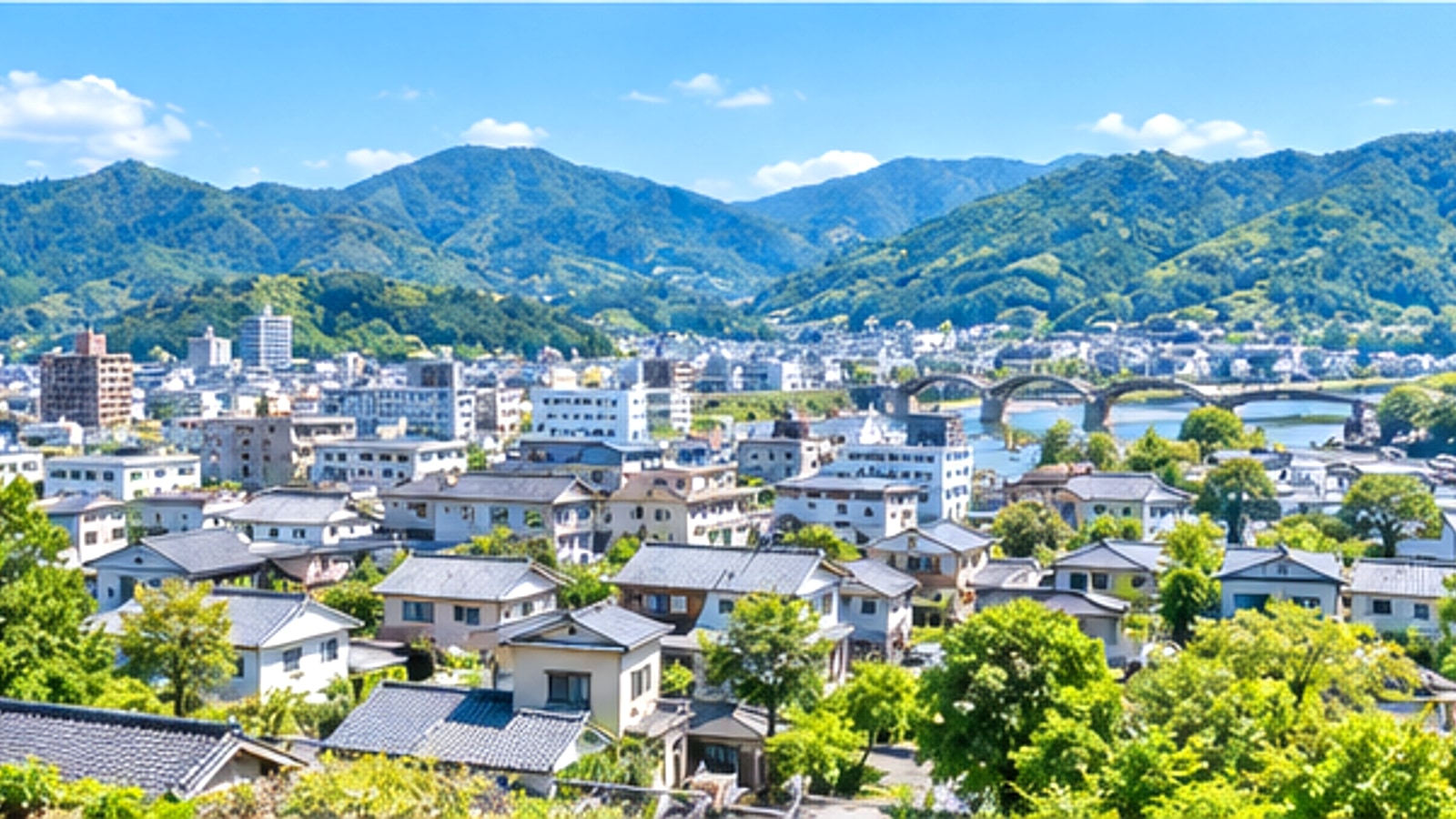 岩国市街と周辺の山並みを描いた景色