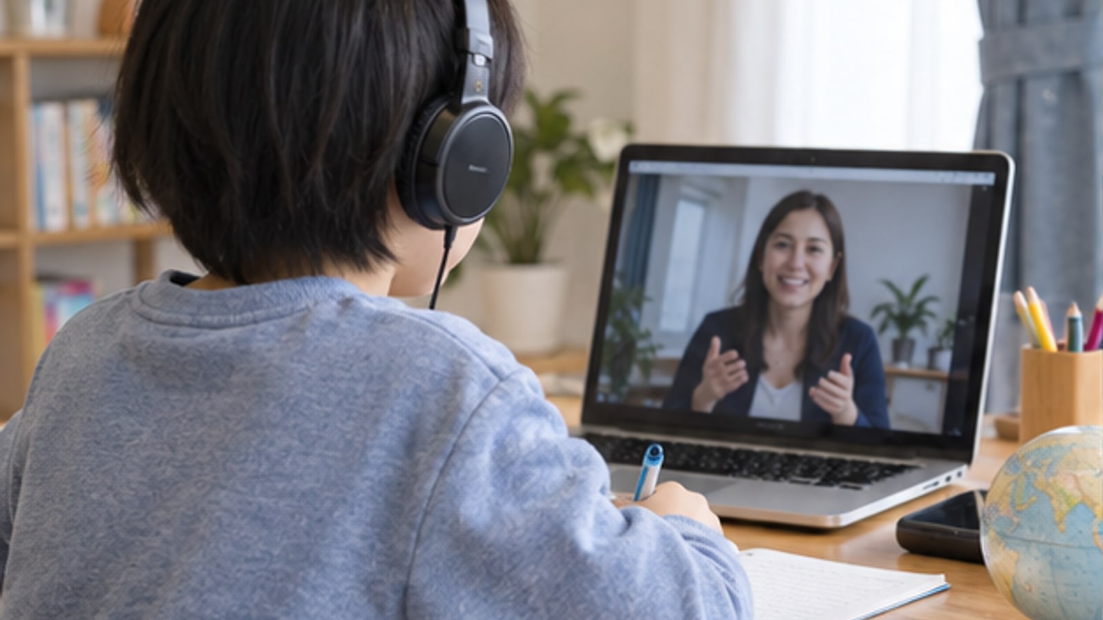 自宅からオンライン授業を受ける子どものイメージ