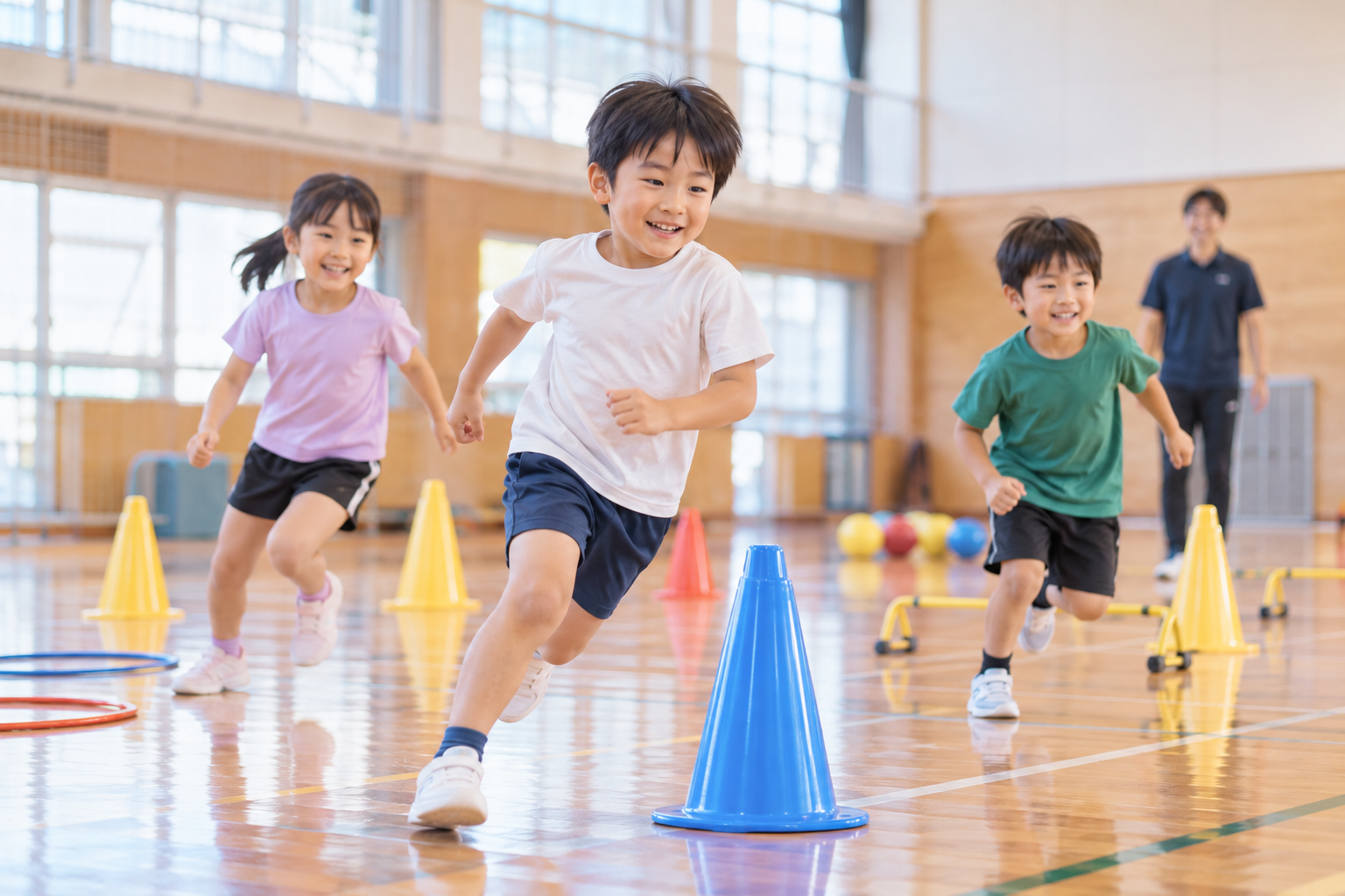体育館で体を動かす子どもたちのイメージ画像。鹿屋市スポーツ少年団の実際の練習や団員を撮影したものではありません。