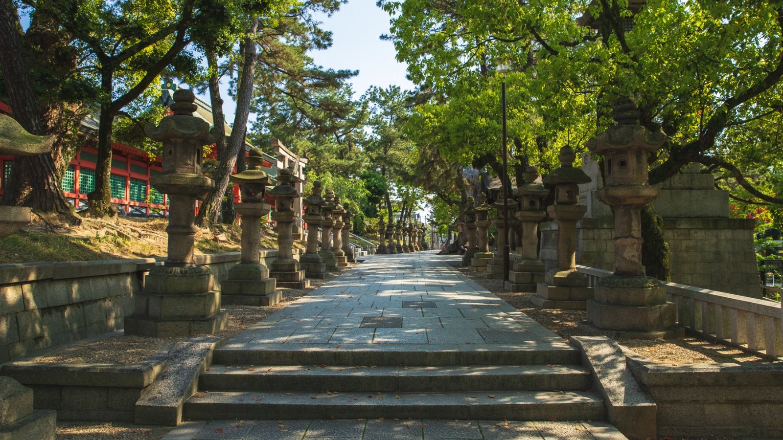 石灯籠が並ぶ石畳の道