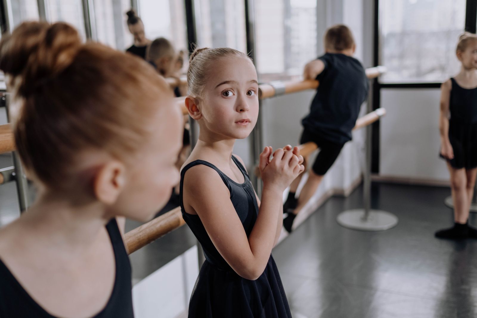 バレエのレッスンで踊る子ども