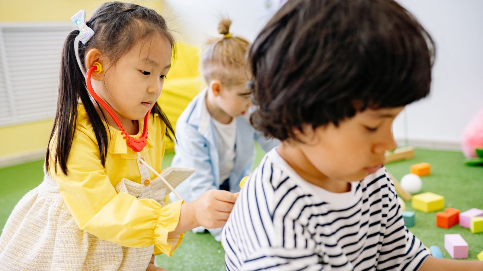 並んで遊ぶ子どもたち