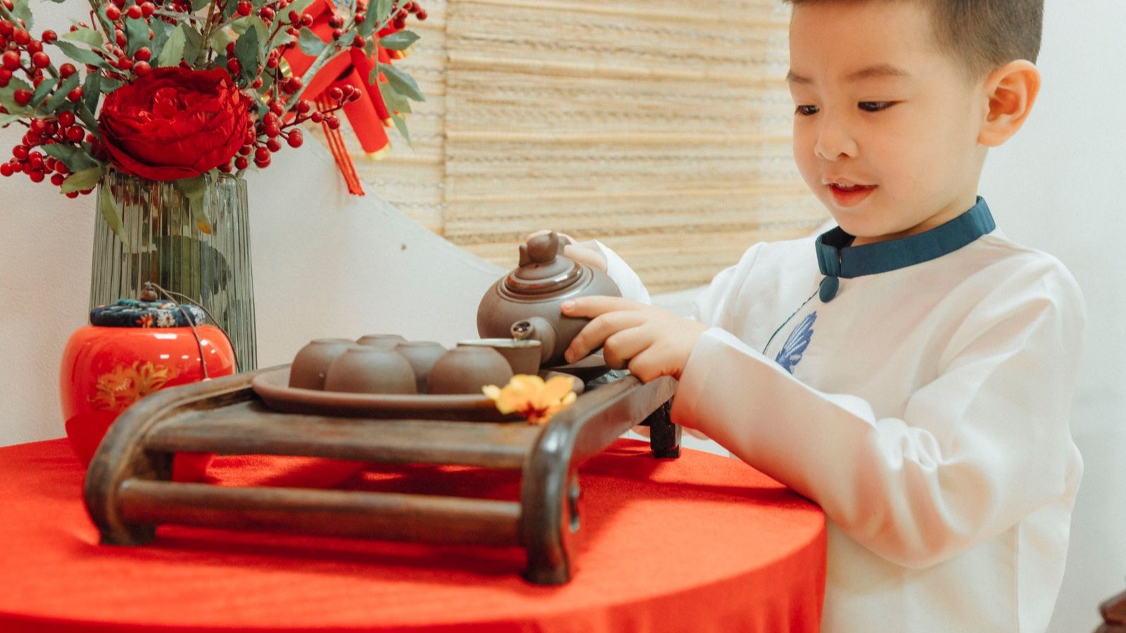 茶器を使ってお茶をいれる体験をする男の子
