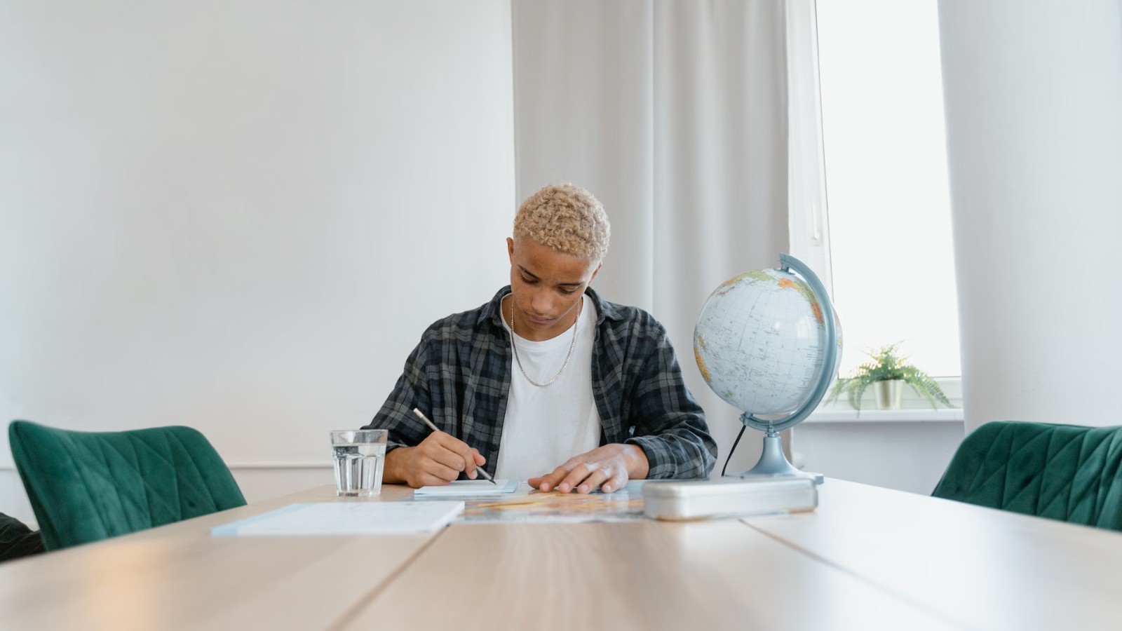 明るい部屋で机に向かって勉強する生徒