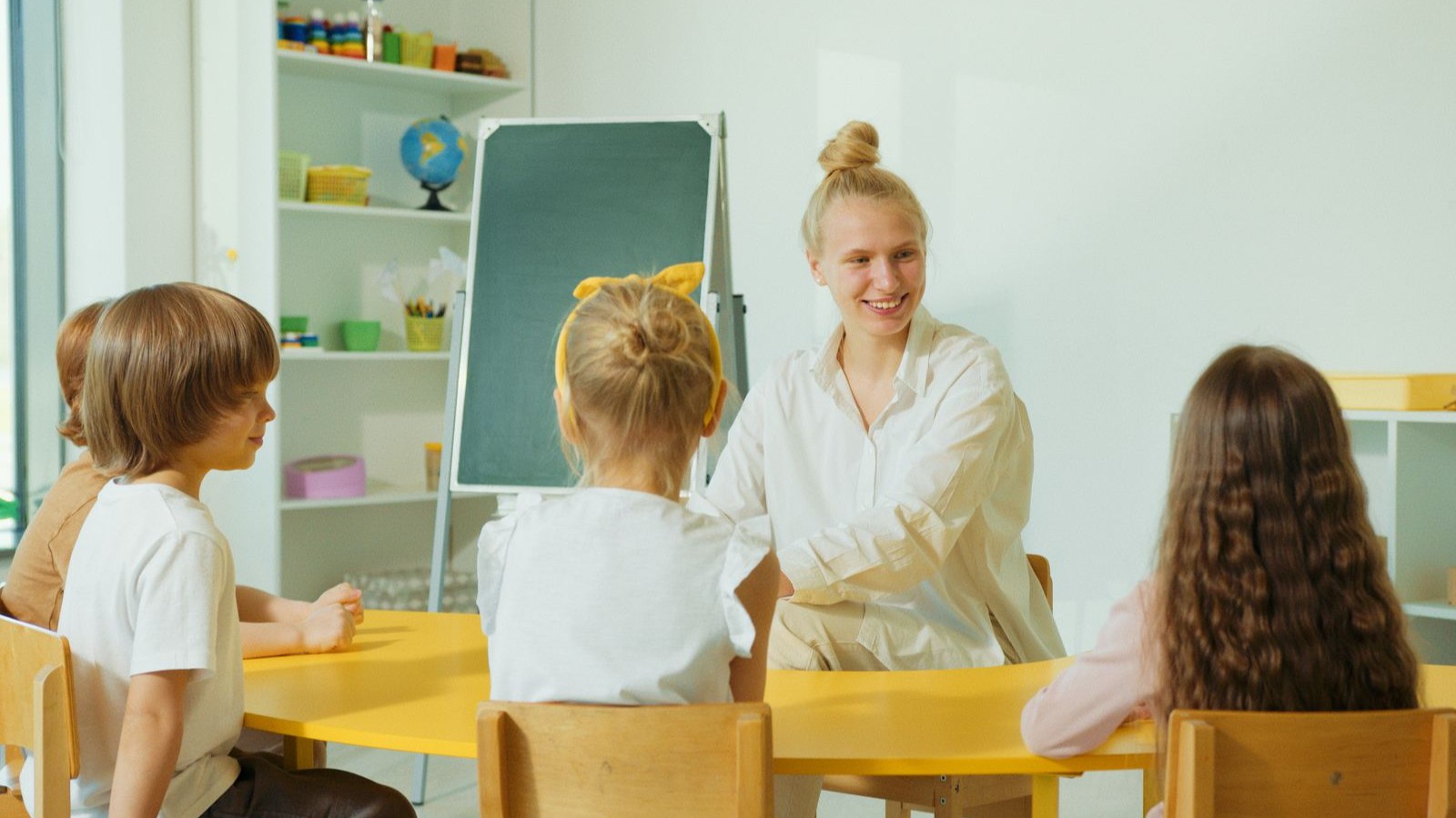 先生と英語のレッスンを受ける子どもたち