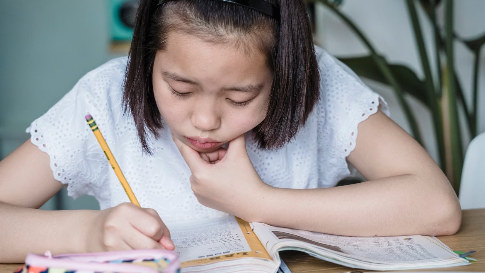 鉛筆を持って勉強する女の子