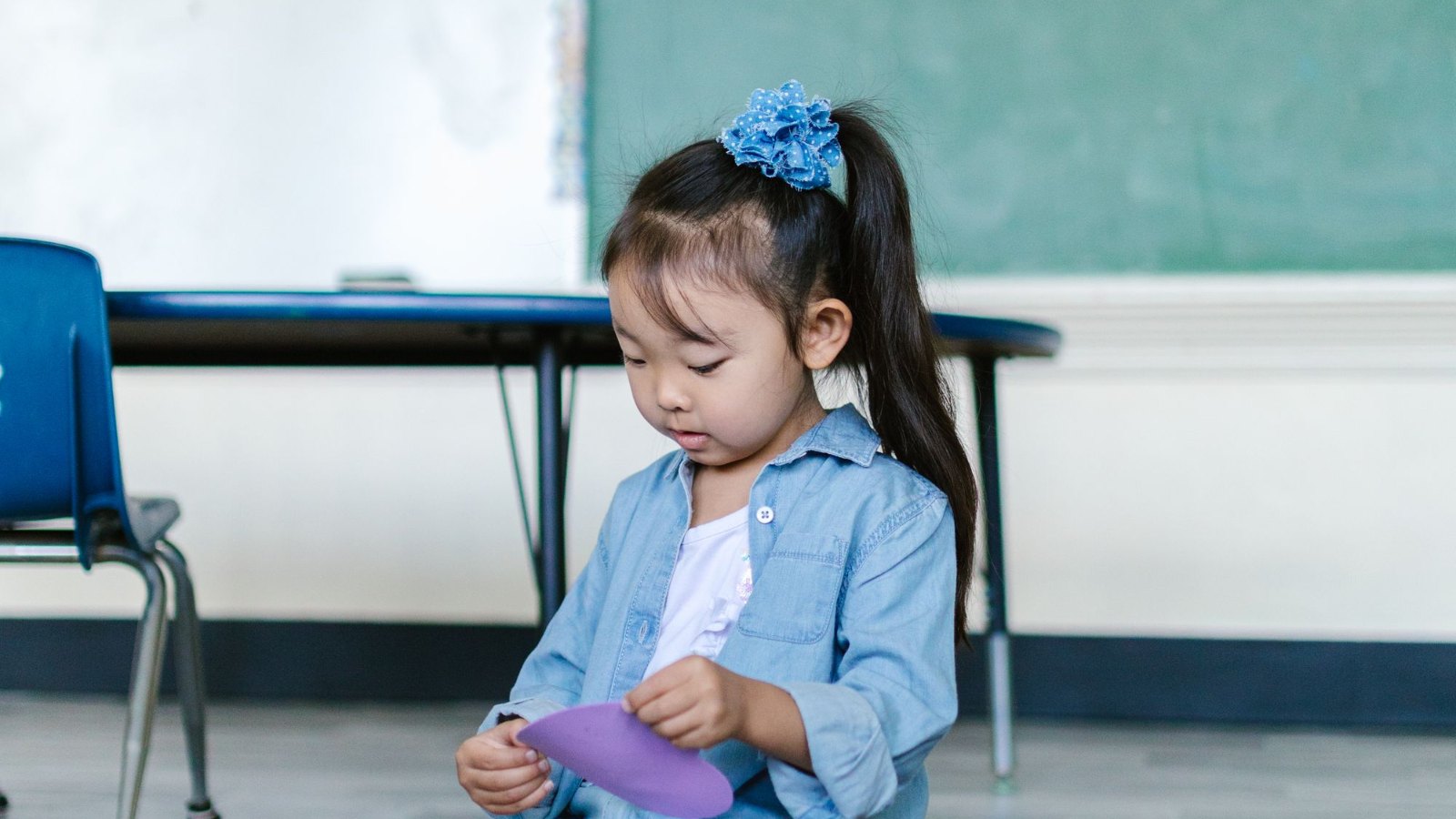 おもちゃで遊ぶ女の子