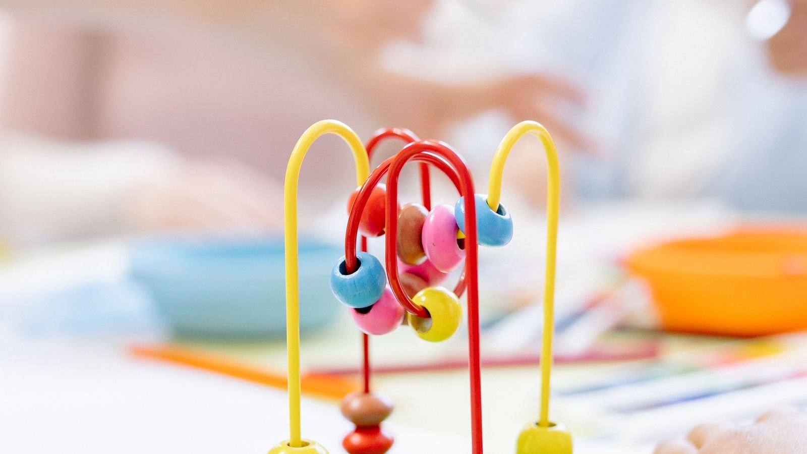 ビーズのおもちゃで遊ぶ子ども