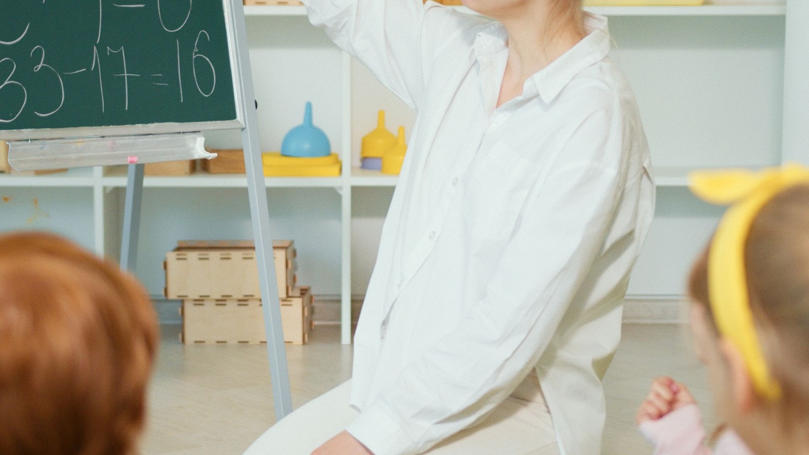 先生と一緒に算数の問題に取り組む子どもたち