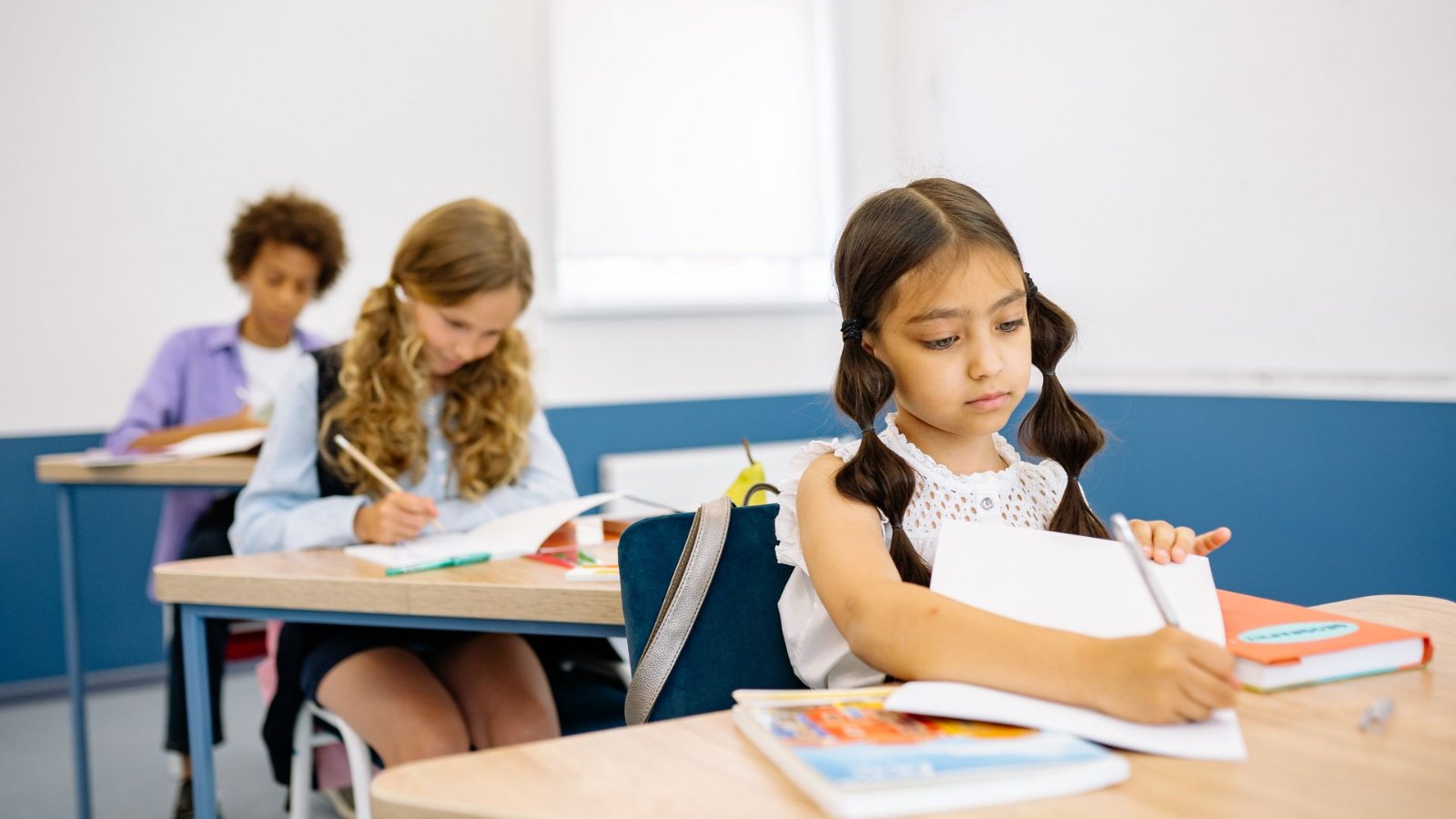 ノートを広げて学ぶ子どもたち