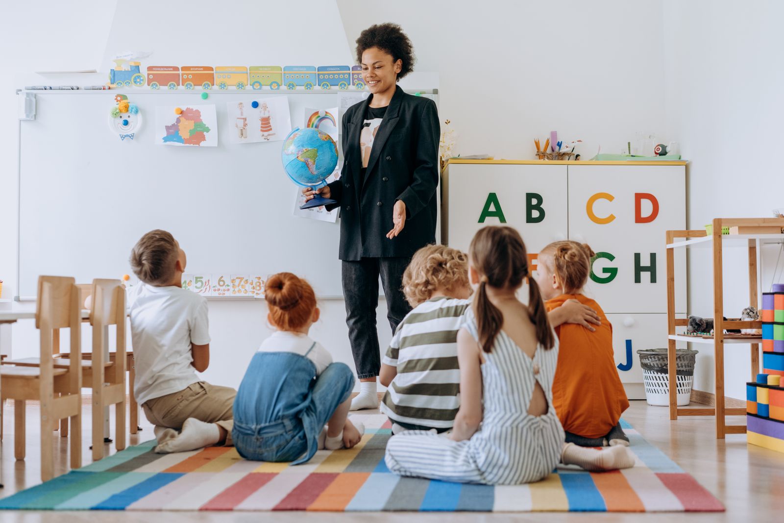 先生の話を聞く教室の子どもたち