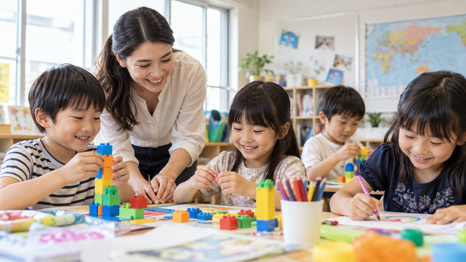 子どもたちが放課後の教室で工作を楽しむ様子