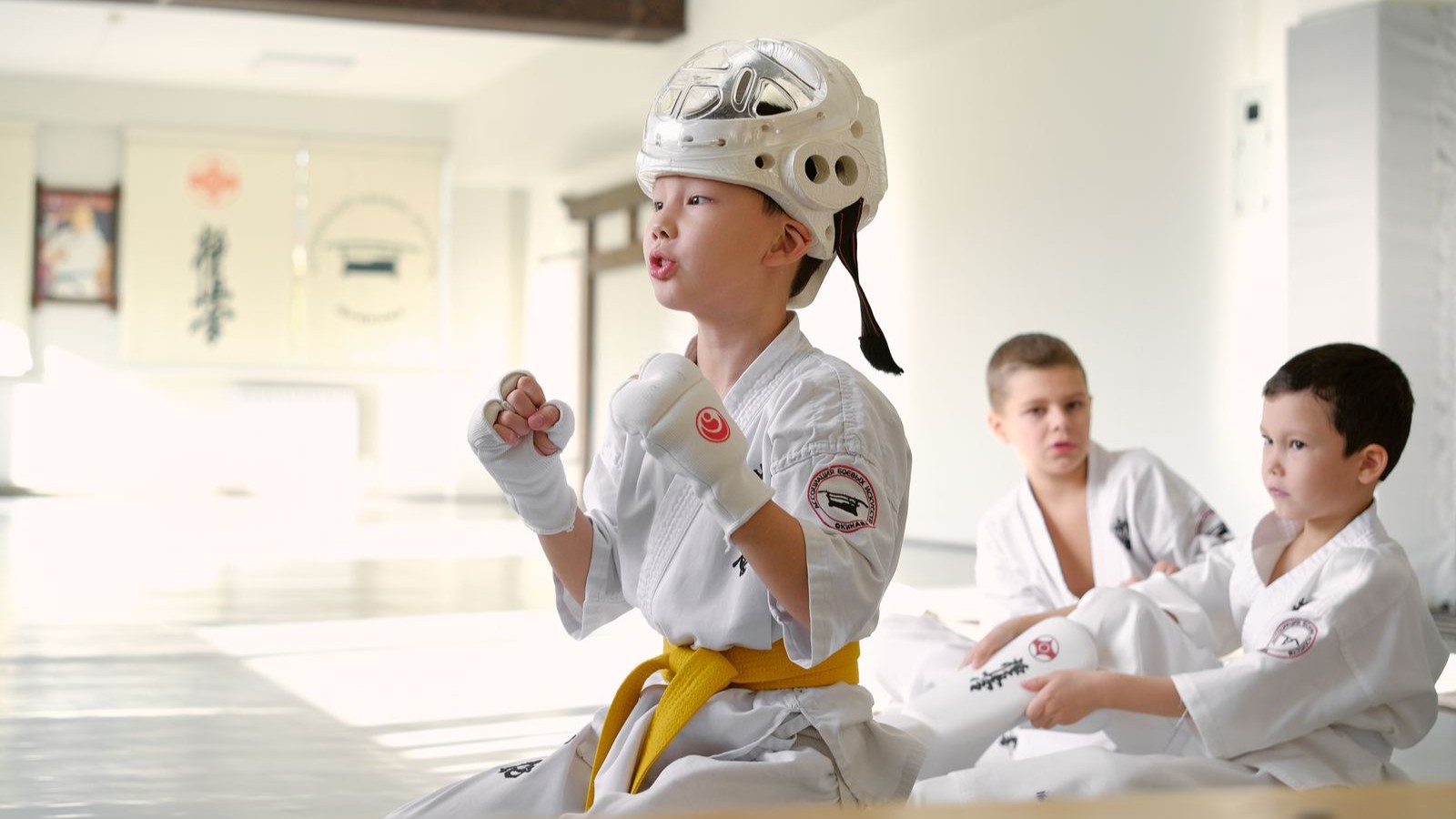 道着を着て武道の稽古をする子どもたち