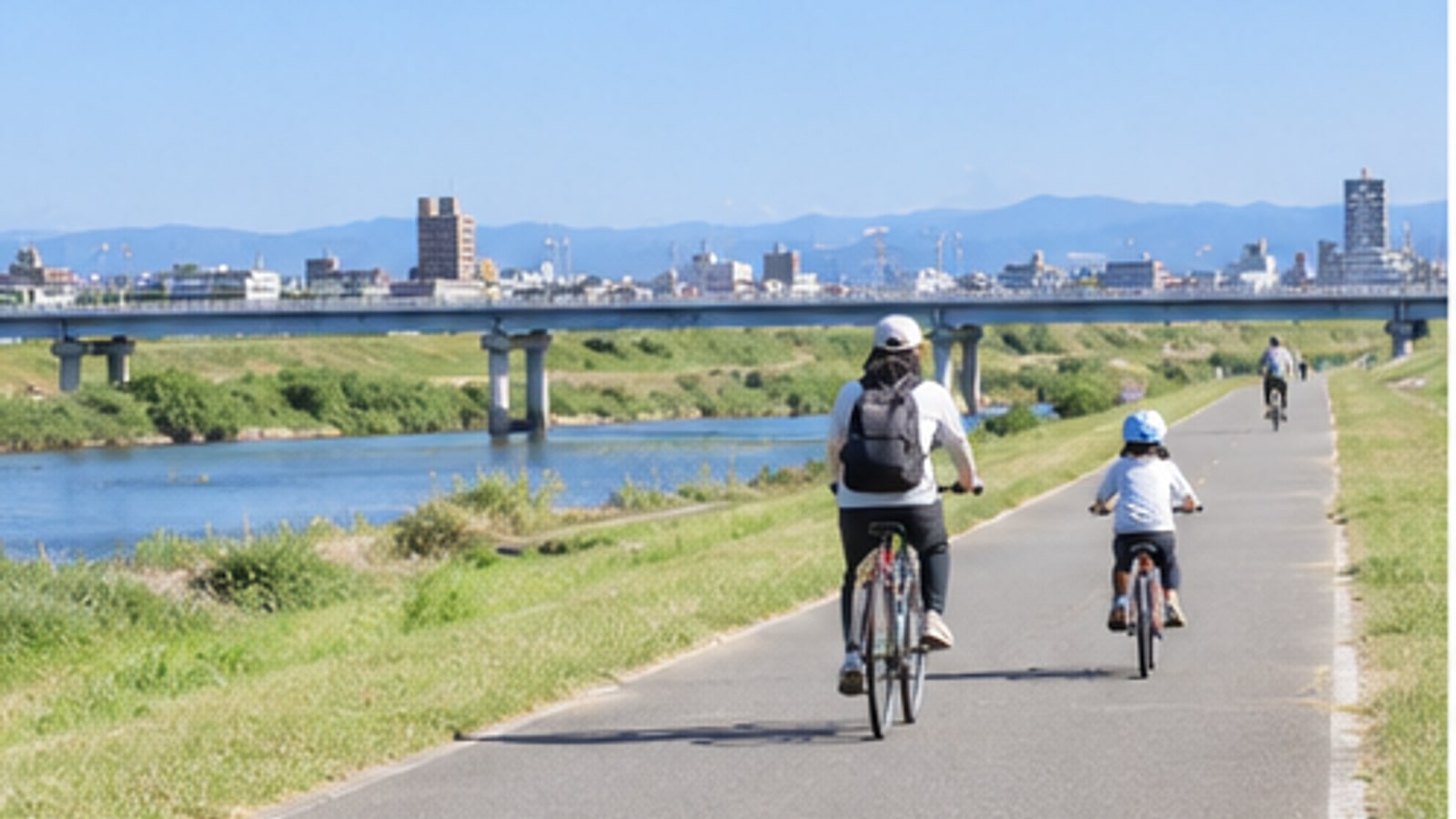熊谷市の荒川河川敷と青空を望む明るい景色
