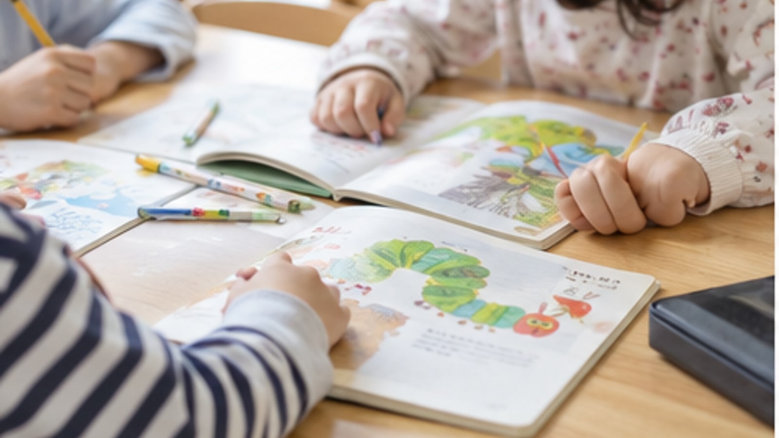 英語で工作に取り組む子どもたちのイメージ