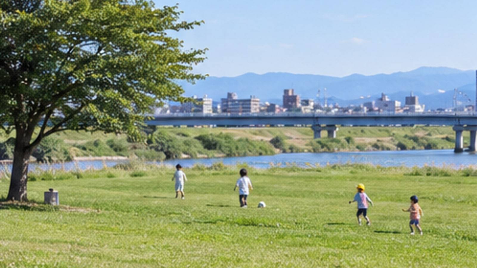 熊谷市の緑のある公園と住宅地の風景