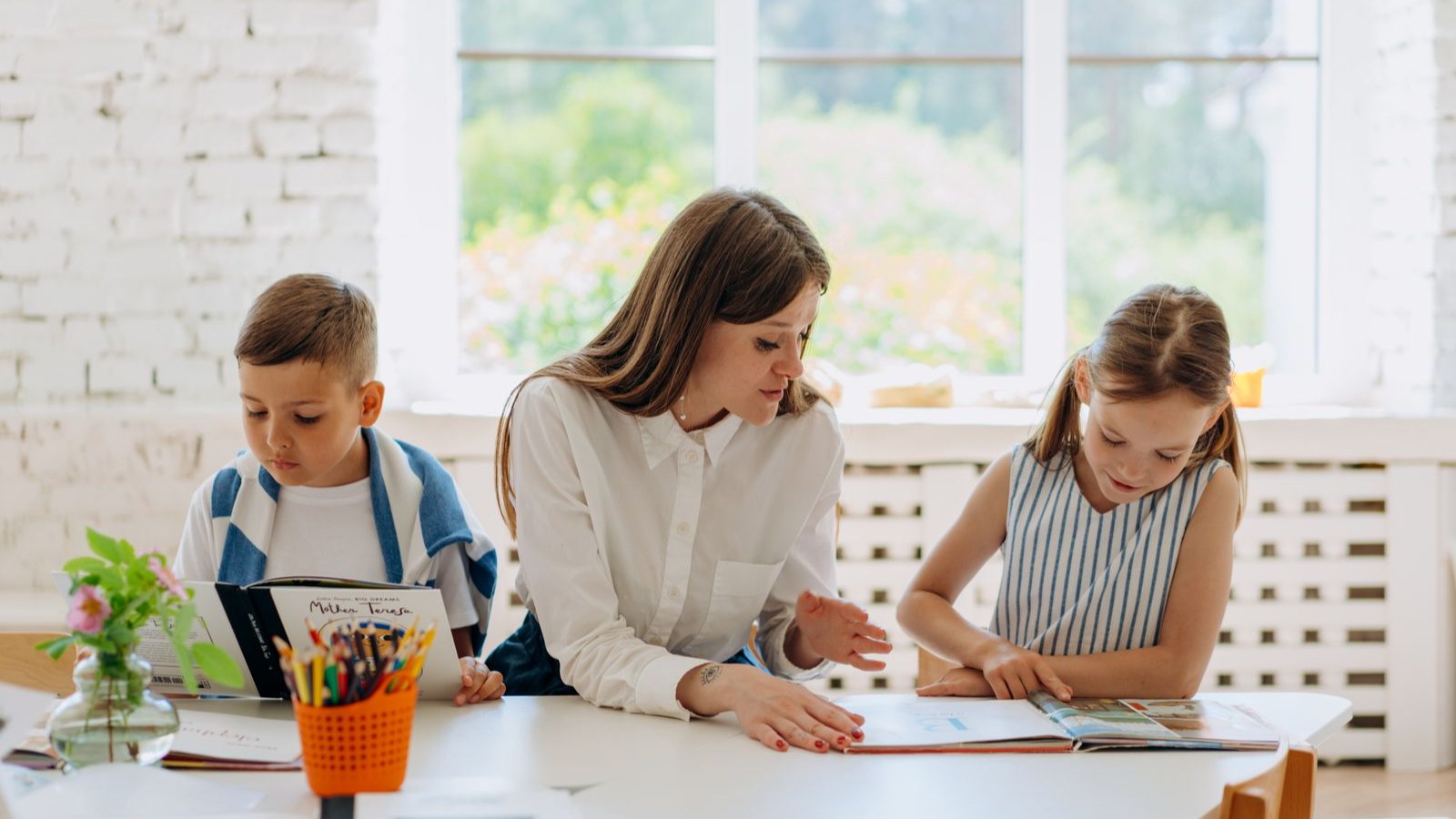 先生に勉強を教わる子どもたち