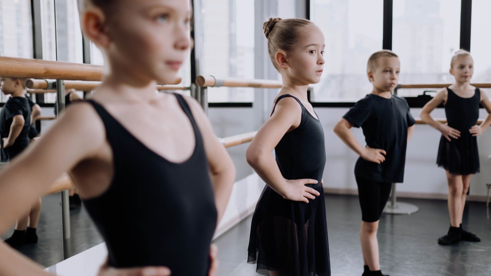 ダンス教室のレッスンを受ける子どもたち
