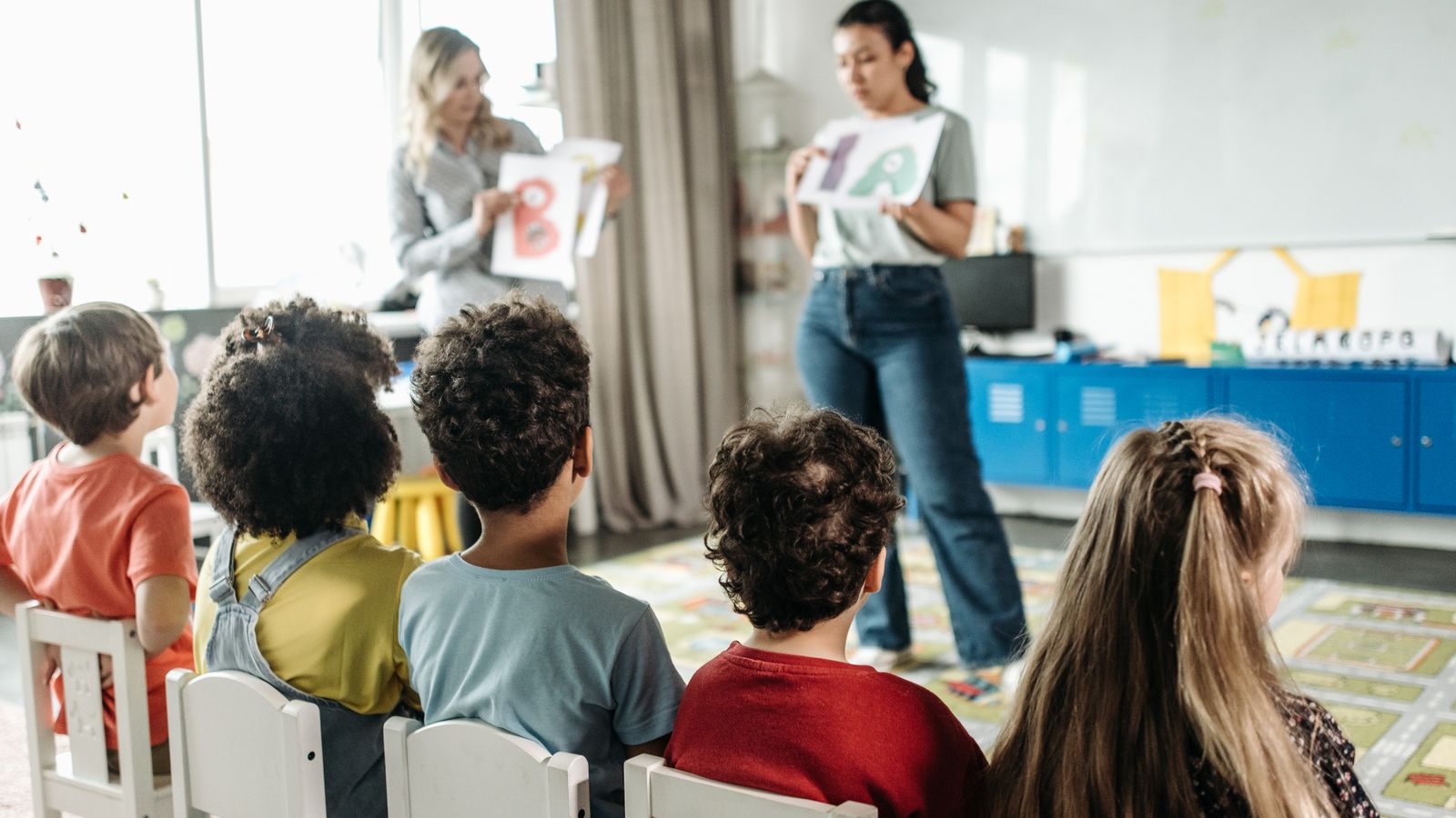 英語のカードで学ぶ幼児クラスの様子