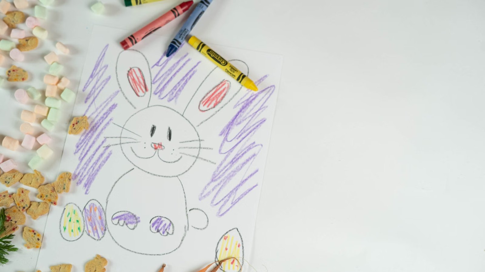 色えんぴつと、うさぎの絵が描かれた紙