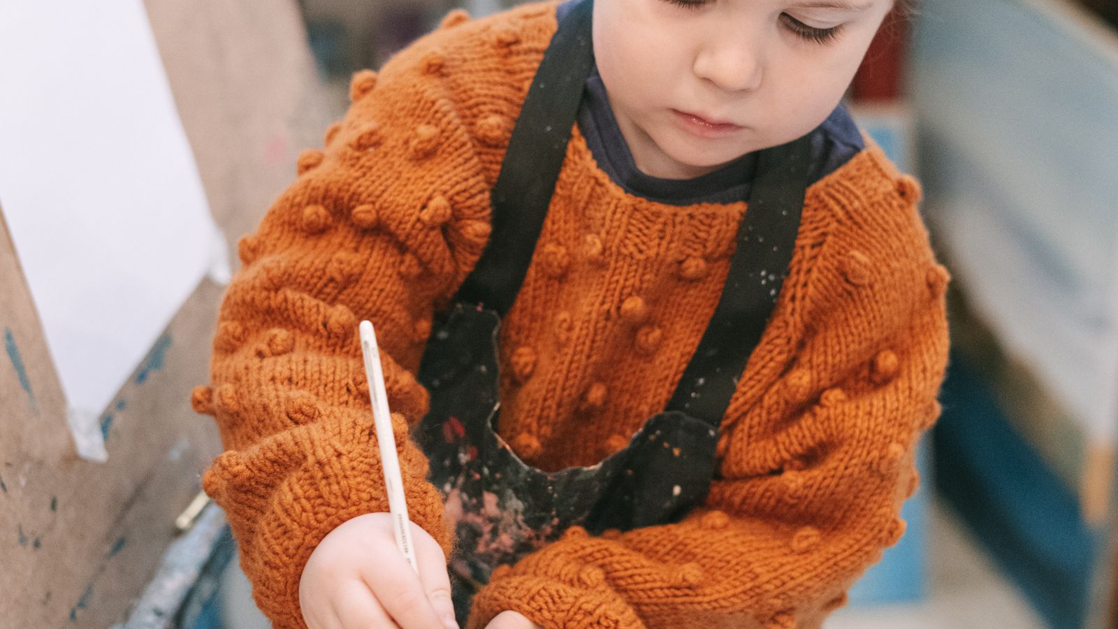 絵の具で絵を描くことに夢中な子ども(イメージ写真)