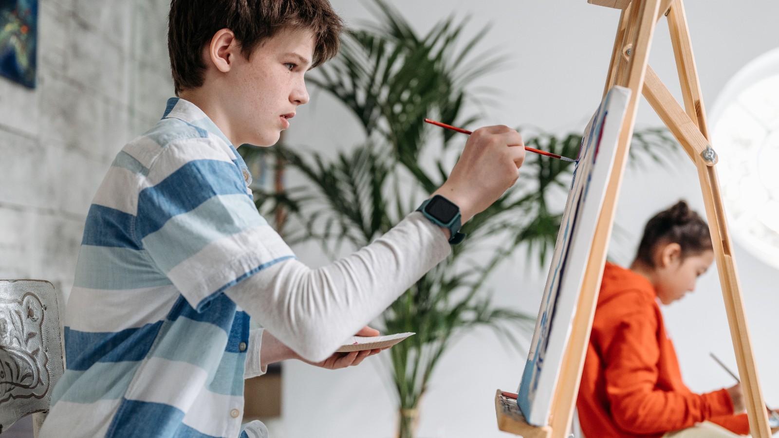 絵画教室で絵を描く2人の子ども